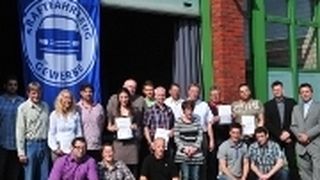 Bundesinnungsmeister Wilhelm Hülsdonk (re.) gratulierte den „Serviceberatern Plus“. (Archiv: Vogel Business Media)