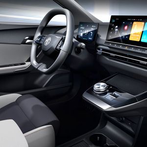 Innen gibt es ein großes Display.(Bild:  MG)