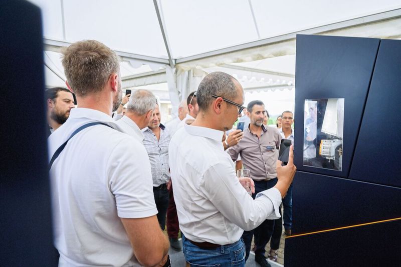 Les invités étaient nombreux à s'approcher de la machine pour l'apprécier dans toute sa dimension. (Source : Patrice Schreyer)