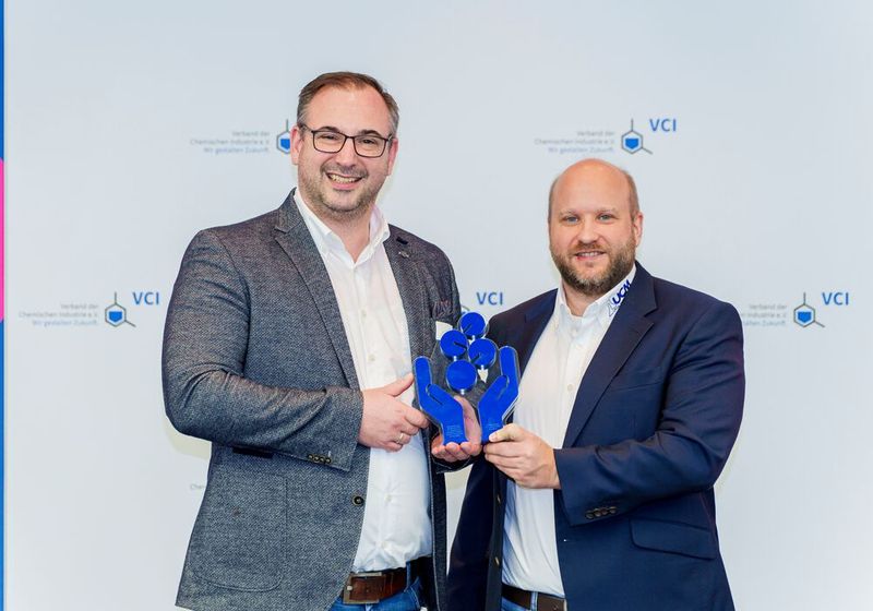 Dr. Michael Müller und Andreas Möller von Ursa-Chemie nahmen den Mittelstandspreis entgegen. (Bild: Andreas Arnold)