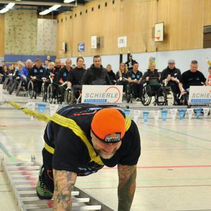 Müllner holt sich im April 2017 seinen 16. Weltrekord: er zieht 96 Rollstuhlfahrer.