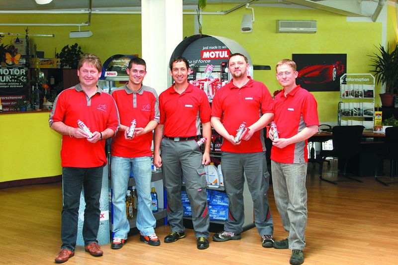 Sind seit vielen Jahren von Motul überzeugt: Frank Säuberlich, Gründer von Franks Autowelt, Marco Säuberlich, Leiter für Zubehör-Ein- und -Verkauf, Tommy Spindler und Lars Brockmeyer, Service/Annahme, sowie Patrick Säuberlich, Kundendienstleiter (v. li.).  (Foto: Finsterwalder)