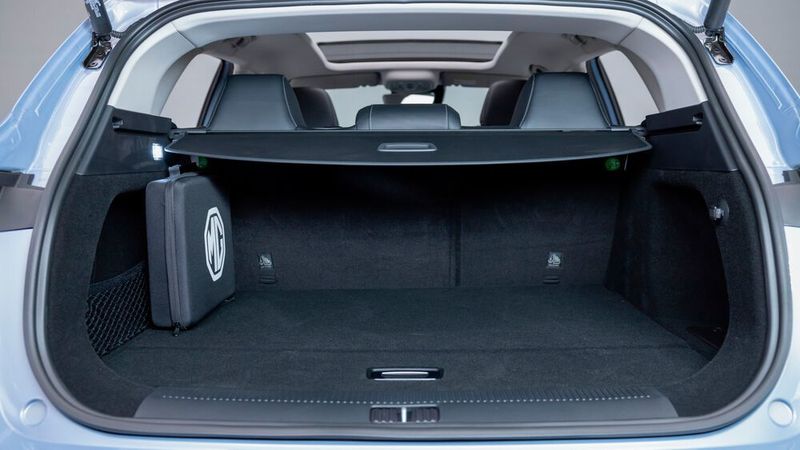 Mit einer maximalen Anhängelast von 750 Kilogramm und 357 bis maximal rund 1.400 Litern Kofferraum spielt der Marvel auf Augenhöhe des ähnlich langen Jaguar I-Pace. (MG)
