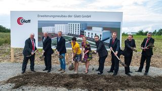 Der traditionelle erste Spatenstich am Geburtstag des Firmengründers durch die Firmenleitung. (Bild: Glatt)