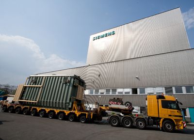 Der Koloss muss nun sicher von der Fabrik zum Nürnberger Binnenhafen gebracht werden. (Archiv: Vogel Business Media)
