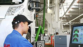 Auf der blauen Kleidung hebt sich das frische Rot des Al-ko-Logos klar ab. (Bild: Al-ko)