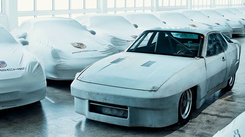 Ein einst geheimer Prototyp, mit dem Porsche auf sich aufmerksam machen wollte. Das Ziel: eine Durchschnittsgeschwindigkeit von über 250 km/h über eine Distanz von 10.000 Meilen. Statt der serienmäßigen 92 kW (125 PS) leistete der turbogeladene Weltrekord-Vierzylinder 184 kW (250 PS). Besonderes Augenmerk galt auch der Aerodynamik. Nach umfangreichen Windkanaltests lag der Luftwiderstandsbeiwert bei hervorragenden cW 0,268, was eine Höchstgeschwindigkeit von 280 km/h ermöglichte. Kurz vor der geplanten Rekordfahrt im Juli 1977 wurde der Weltrekordversuch aus strategischen Gründen auf Eis gelegt. Statt über das Hochgeschwindigkeitsoval von Nardò zu brausen, rollte der schnellste 924 aller Zeiten in das neu gegründete Porsche-Museum. (Bild: Porsche)