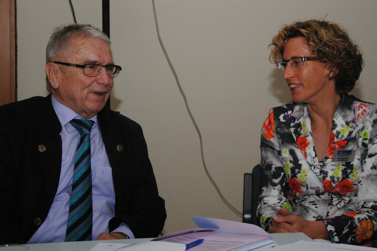 Austausch am Rande: Klaus Dieter Breitschwert, Präsident Kfz-Gewerbe Bayern, und Petra Brandl, Geschäftsführerin Kfz-Innung Schwaben. (Foto: Baeuchle)