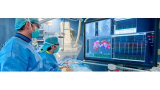 Prof. Reza Wakili (hinten) und Dr. Johannes Siebermair interpretieren beim 3D-Mapping die elektrische Landkarte der Herzoberfläche, die dank neuester Technik innerhalb weniger Minuten mehr als 20.000 Datenpunkte im EPU Labor sammelt (Universitätsmedizin Essen)