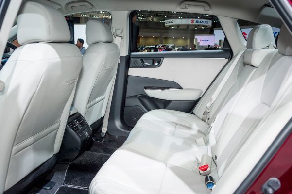 Honda hat beim Clarity Fuel Cell den Raum, der vom Antrieb in Anspruch genommen wird, möglichst gering gehalten. Dadurch ist der Innenraum deutlich größer und bietet – wie bei einer Limousine mit herkömmlichem Antrieb – Platz für fünf Personen.  (Honda)