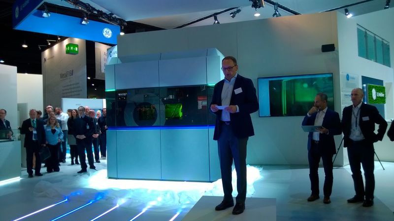 Frank Herzog, Gründer und Vorsitzender Geschäftsführer von Concept Laser stellt auf der formnext die in nur neun Monaten entwickelte neue Laserschmelzanlage vor. Sie eignet sich vor allem für Industriezweige mit Bedarf an großen und komplexen Metallkomponenten.  (D.Quitter/konstruktionspraxis)