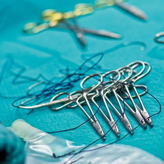 Das Projekt E-Suture 2.0 untersucht Nahtmaterial für Weichgewebe, welches das Einschneiden der Naht in das Gewebe verhindern bzw. minimieren soll. Das Projekt E-Suture 2.0 untersucht Nahtmaterial für Weichgewebe, welches das Einschneiden der Naht in das Gewebe verhindern bzw. minimieren soll.