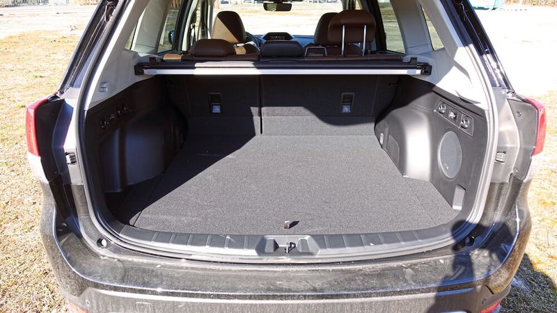 Der Kofferraum schluckt immerhin zwischen 500 und knapp 1.800 Litern Gepäck. (Bild: Rosenow/»kfz-betrieb«)