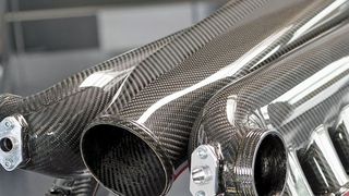 Dieses Bugatti-Ansaugrohr gehört zu den CFK-Hochleistungsbauteilen, die das Unternehmen Capricorn auf Maka-CNC-Bearbeitungsmaschinen anfertigen kann. (Maka)