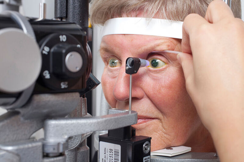 
Platz 5: Eylea wird u.a. bei feuchter Makuladegeneration und Makula-Ödem in das Auge injiziert. Der Wirkstoff Aflibercept hemmt Wachstumsfaktoren und so das Wachstum der Blutgefäße im Auge. Hersteller Bayer Vital erzielte 2020 einen Umsatz von 10,722 Milliarden Dollar. Das Augenmedikament ist seit 2012 auf dem Markt und war für Bayer der Einstieg in den Markt der Augentherapeutika. Mithilfe verschiedener nicht invasiver Tests kann der Augenarzt erkennen, ob eine feuchte AMD vorliegt. (Bild: Bildautor: Bayer AG
)