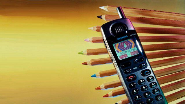 1997 - das S10 Handy mit Farbdisplay: Das Siemens S10 bot erstmals mehr als zwei Farben, nämlich Rot, Grün und Blau, und dies auch gleichzeitig. Für eine richtige Grafik reichte dies freilich nicht, aber für die Zielgruppe, hauptsächlich Geschäftsleute, war es allein schon eine wichtige Innovation, dass je nach anrufender Telefonnummer eine andere Farbe angezeigt werden konnte.  (Bild: Siemens)