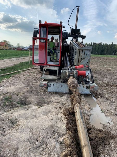 Statt lange Gräben zu buddeln, treiben die Anlagen von AT-Boretec mit einem gleichzeitigen Bohren und Spülen zunächst den Pilotkanal von einer Baugrube zur nächsten. Für Zielsicherheit und das automatisierte Nachführen der Bohrgestänge sorgt dabei ein absoluter CAN-Open-Drehgeber von Wachendorff. (Bild: Wachendorff Automation / AT-Boretec)