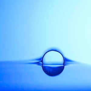 “Unsinkable" metal tube made from chemically-etched aluminum floats in distilled water at the lab of University of Rochester professor Chunlei Guo.(Source:  J. Adam Fenster / University of Rochester)