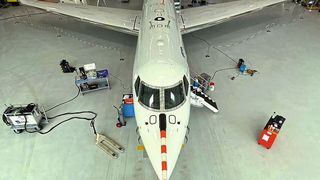 Vor dem Start der Messkampagne: Das Forschungsflugzeug HALO im Hangar in Oberpfaffenhofen. Deutlich erkennbar sind Einlassöffnungen für die Messegeräte auf der Oberseite des Rumpfs. (Bild: Forschungszentrum Jülich / Martin Riese)