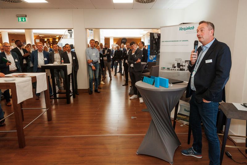 Many participants joined the guided exhibitor tour. (Image:Eidens-Holl)