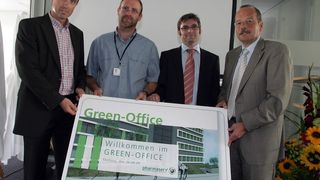 Dr. Roland Martin, Geschäftsführer CSL Behring, Jörg Walz, Facility Management CSL Behring, Peter Schwab, Projektleiter Pharmaserv und Thomas Janssen, Geschäftsführer Pharmaserv (v.l.n.r.) freuen sich über das Zertifikat für das erste Green-Building.  (Bild: Pharmaserv)