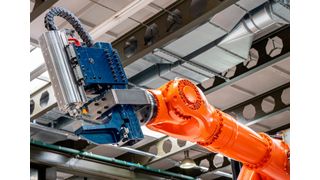 Leichtbau-Pusher! Was der Roboterarm hier blaues in den Klauen hat, nennt sich Steppwelder und wurde vom MPA der Universität Stuttgart entwickelt. Damit wird es endlich möglich, dass Roboter das Rührreibschweißen ohne größeren Aufwand in Serie durchführen können.  (Bild: MPA der Uni Stuttgart / D. Walz)