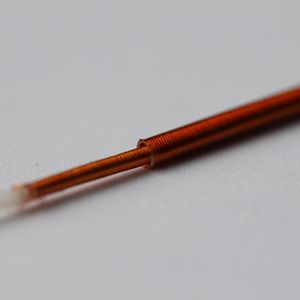 Um jede Faser sind dicht isolierte Kupferdrahtelektroden gewickelt, die nur geringfügig dicker sind als ein menschliches Haar. Wird an diese Elektroden eine Spannung angelegt, ziehen elektrostatische Kräfte die Fasern wiederholt zueinander ausgerichtet. Dadurch gleitet die innere Faser in der äußeren – ähnlich wie bei einem Teleskop.(Bild:  EPFL)