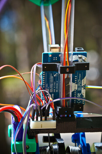 SkySweeper: Detailaufnahmen der Elektronik, basierend auf einer Arduino-Platine (Jacobs School of Engineering)
