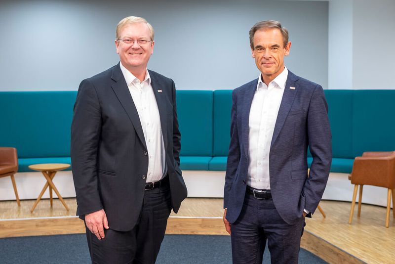 Volkmar Denner (r.) scheidet nach fast zehn Jahren als Vorsitzender der Geschäftsführung aus. Seine Nachfolge tritt Stefan Hartung an.