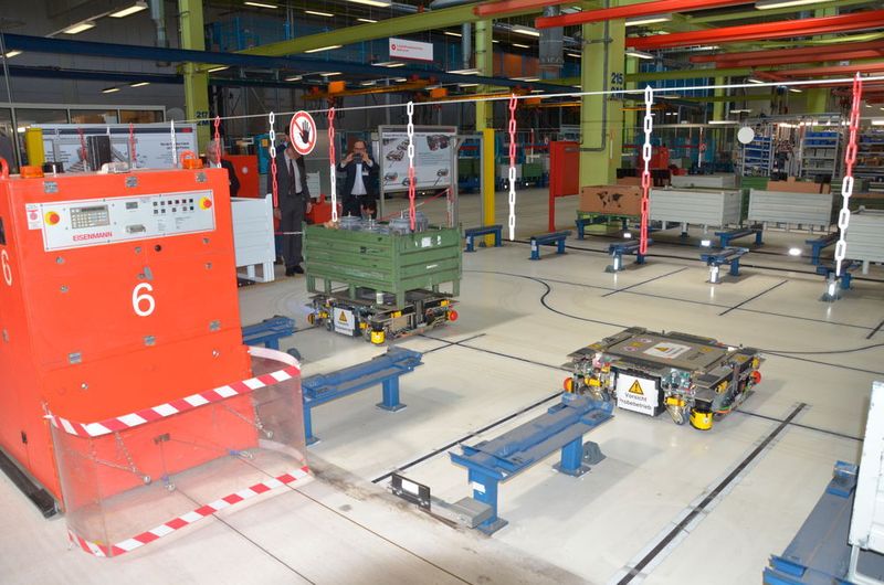 Das fahrerlose rote Transportgefährt links stammt noch aus der CIM-Zeit und bedient heute die Schnittstelle zu den neuen Schwarm-Modulen rechts. (Bild: Jablonski)