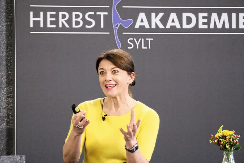 Über 200 Personen verfolgten die virtuelle Herbstakademie am ersten Tag. Am Samstagmorgen loggten sich noch einige mehr ein, um Sabine Hübner bei ihrem Vortrag mit dem Titel „Servicekultur für Echt-Menschen“ zu erleben.  (Bild:  Zietz/»kfz-betrieb«)