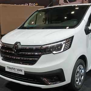 Bei Renault feierte der Trafic E-Tech Weltpremiere. Er ergänzt künftig den Kangoo und Master E-Tech.(Bild:  Simon/»kfz-betrieb«)