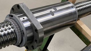 Für den Einsatz in der Vertikalachse einer Verzahnmaschine entwarf Kammerer als Nachrüstlösung einen Kugelgewindetrieb mit intern verspannter Einfachflanschmutter.  (Bild: Kammerer)