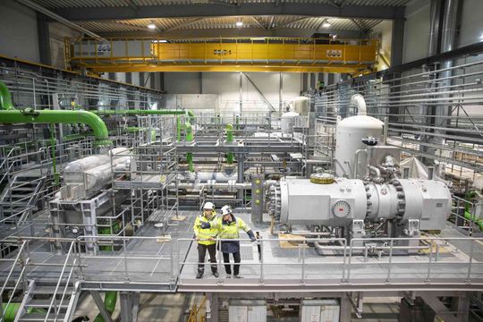 Im Inneren der Wärmepumpenhalle in Esbjerg.(Bild:  Sebastian Vollmert)