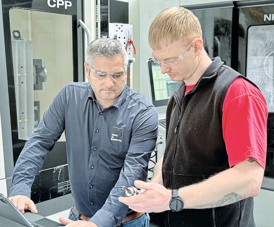 Remo Knecht (Schichtleiter bei Burckhardt Compression) im Gespräch mit André Braun (Anwendungstechniker bei Vischer & Bolli AG).(Bild:  Vischer & Bolli)