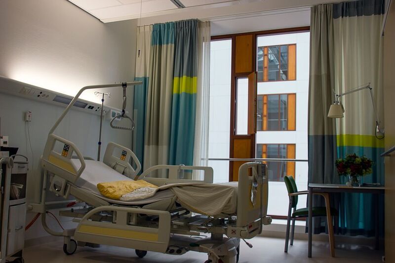 Ob Bettgitter, Klapptische, Telefone oder Alarmknöpfe: Bakterienherde in Krankenhäusern können besonders bei anfälligen Patienten zu lebensbedrohlichen Infektionen führen. (gemeinfrei)