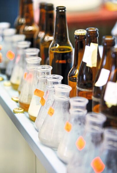 Abb.2: Bis zu 100 Proben werden am Tag aus der Brauerei entnommen. (Asecos)