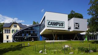 Mit intelligenten Near-Field-Communication-(NFC-)Etiketten von Smart-Tec wirbt die FH Campus 02 in Graz für den Studiengang Automatisierungstechnik. (Smart-Tec)