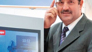 Andreas Thome, Produktmanager PC-Control, demonstriert die Google-
Datenbrille. (Bild: Beckhoff)