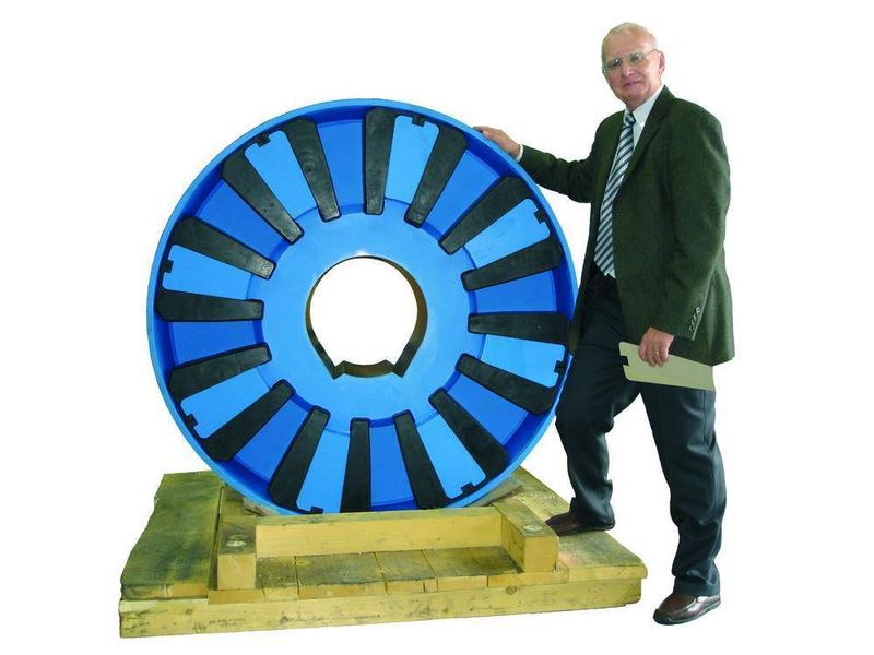 Optimierter Gigant: Die für den neuen Hochofen ausgelieferten Kupplungen wurden nach dem neuesten Stand der Technik optimiert. Im Bild: Konstruktionsleiter Wolfgang Glembin mit der Multi Mont Gigant 100 000 - dem Kupplungsgiganten mit einem Durchmesser von 1,40 Metern. (Archiv: Vogel Business Media)