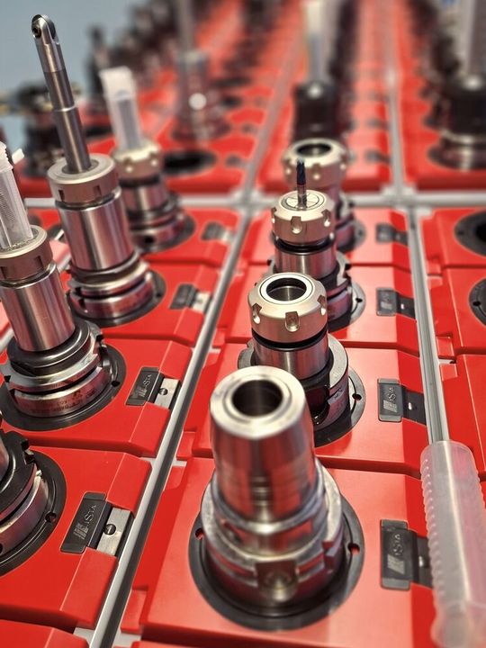 Der Anwender legt die Werkzeugdaten als digitalen Zwilling einmal im «ToolDIRECTOR VM» an und verwendet diesen sowohl für den Einsatz im Edgecam als auch im Haimer-Voreinstellgerät.(Bild:  Coscom)