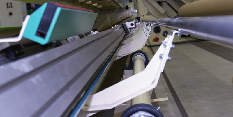 Bild 3: Auf den Linearführungen für die Wickler vom Typ Imperial verfahren Querschneidemesser von einer Seite zur anderen, um Folien zu schneiden. (Bild: Porsch)