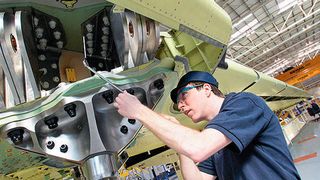 Anstrengende Montage über Kopf: Damit Arbeiter lange gesund bleliben, sind ergonomische Bewegungsabläufe wichtig. Wissenschaftler aus Hannover entwickeln ein Kamerasystem, das ungesunde Körperhaltungen erkennen und korrigieren soll. (Department for Business, Innovation and Skills/Creative Commons)