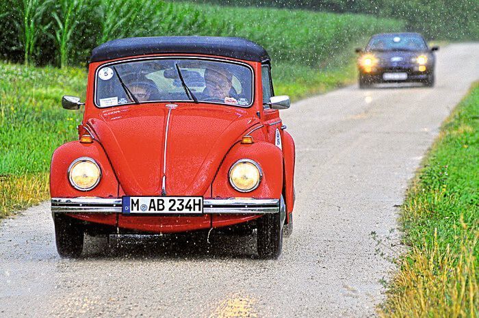 Der Gastgeber auf Tour: Andreas und Andrea Brachem im VW Käfer Cabrio (1969).  (Zietz/»kfz-betrieb«)