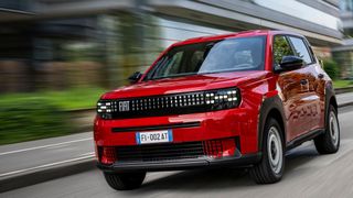 Das poppig gestylte City-SUV Fiat Grande Panda soll Emotionen wecken. (Bild: Stellantis)