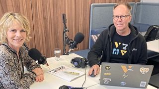 „Wer eine Fertigungsanlage plant, ohne vorher zu simulieren, entscheidet oft mit unvollständigen Informationen“, sagt Matthias Wilhelm von Visual Components im Podcast mit Ute Drescher, Chefredakteurin der konstruktionspraxis.  (Bild: Volker Siegl/VCG)