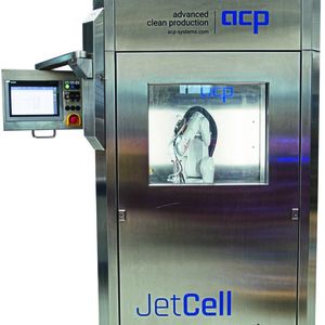 Die kompakte, reinraumgerecht ausgeführte Reinigungszelle Jetcell-HP mit trockener Quattro-Clean-Schneestrahltechnologie ermöglicht, unterschiedlichste High-Purity-Reinigungsanwendungen automatisiert durchzuführen.(Bild:  acp systems AG)
