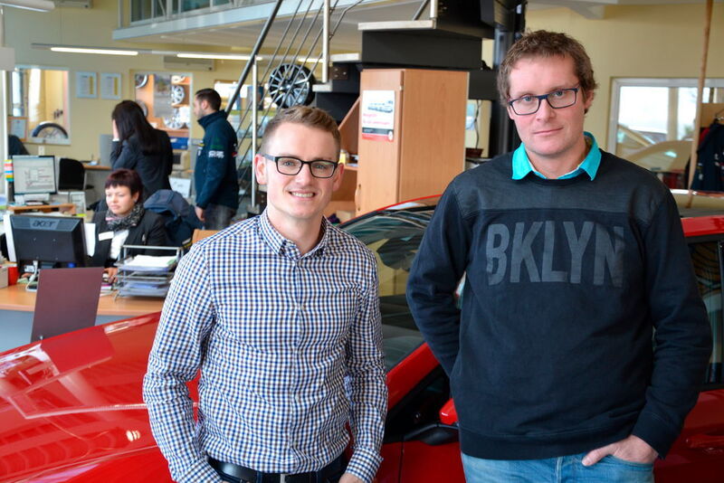 Verkaufsleiter Thomas Rudolph (rechts) und Gebrauchtwagen-Koordinator Lukas Böttger standen der Jury Rede und Antwort. (Faust)
