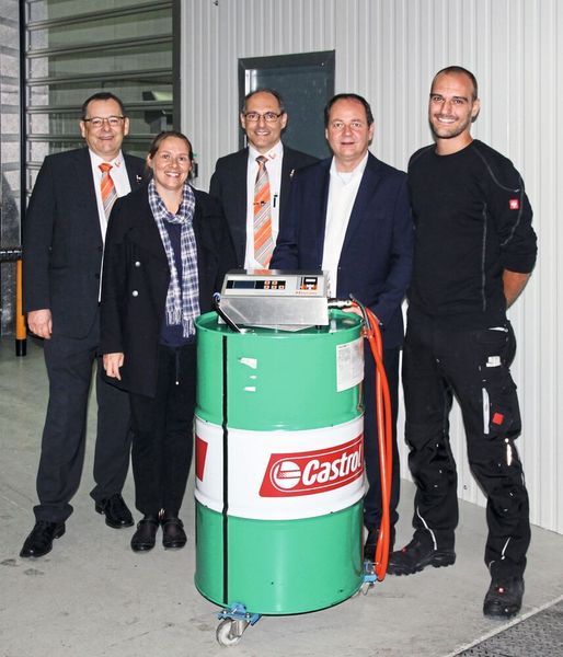 V. l. n. r. Armin Hamma,  Helen Landtwing (Triag), Rolf Schöne (Hamma),  Michael Burkhard (Triag), Dominik Schuler (Mabi) mit dem Misceo-Mischgerät von Hamma. (Triag)