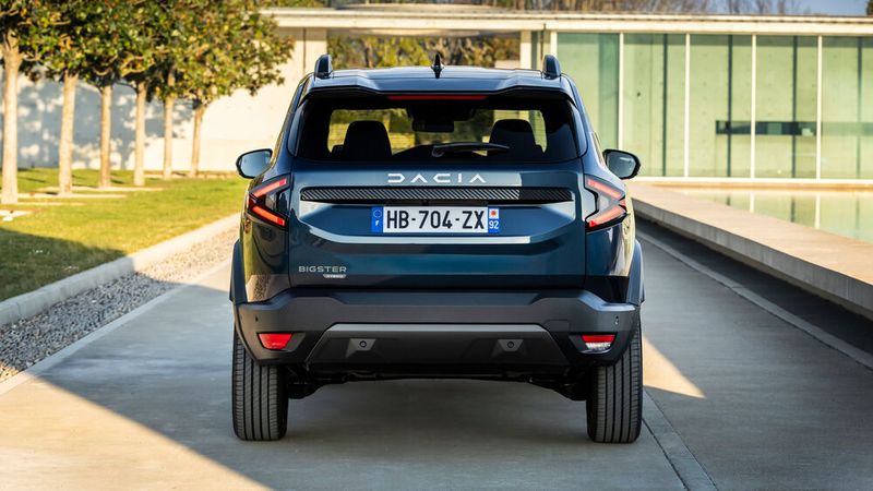 Selbst das Topmodell Dacia Hybrid 155 bleibt mit seinen 28.590 Euro deutlich unter der 30.000-Euro-Grenze. (Bild: Dacia/Adrien Cortesi)